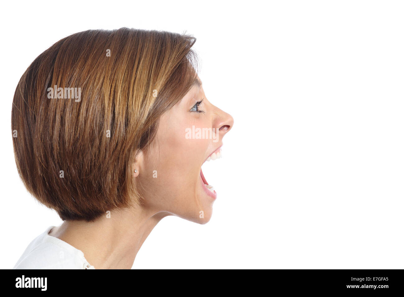 Profilo di un arrabbiato giovane donna grida isolate su uno sfondo bianco Foto Stock
