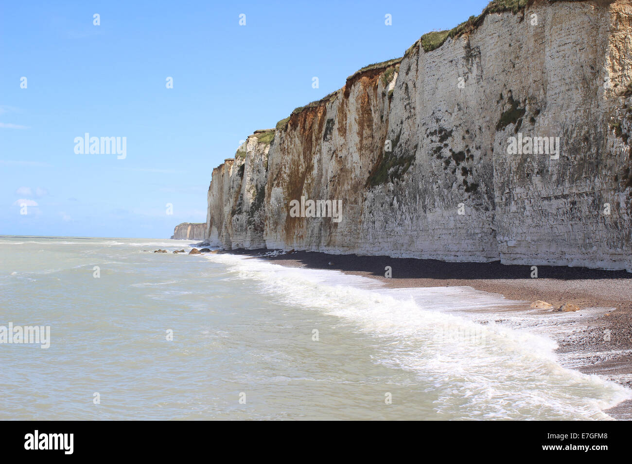 Bianche Scogliere con mare e spiaggia e cielo blu Foto Stock