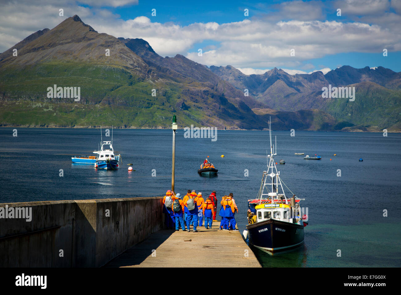 I turisti la preparazione per la loro New Scenic 5 posti barca dal piccolo porto di Elgol, Isola di Skye in Scozia Foto Stock