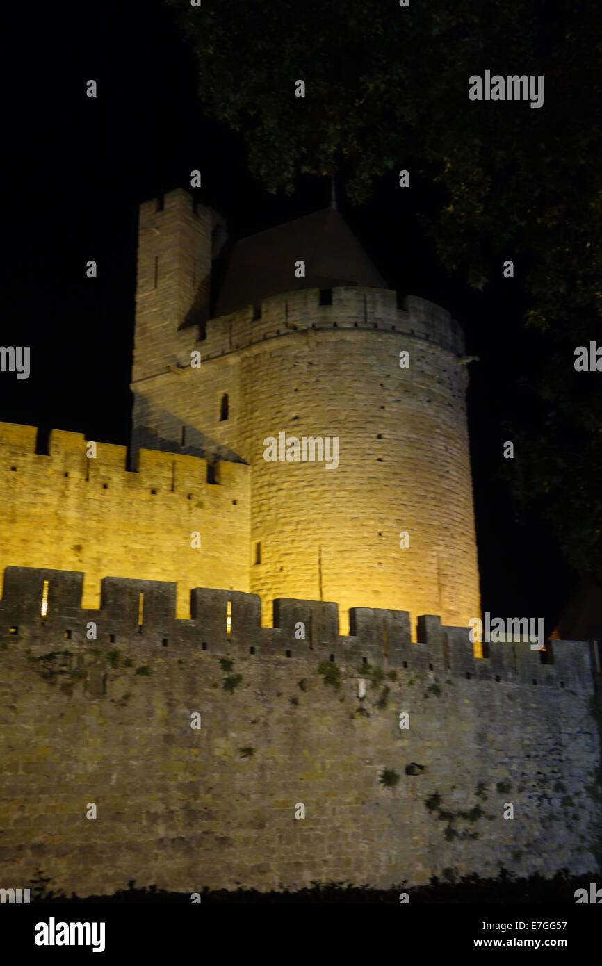 La Cité de Carcassonne è una cittadella medievale situato nella città francese di Carcassonne e di notte Foto Stock