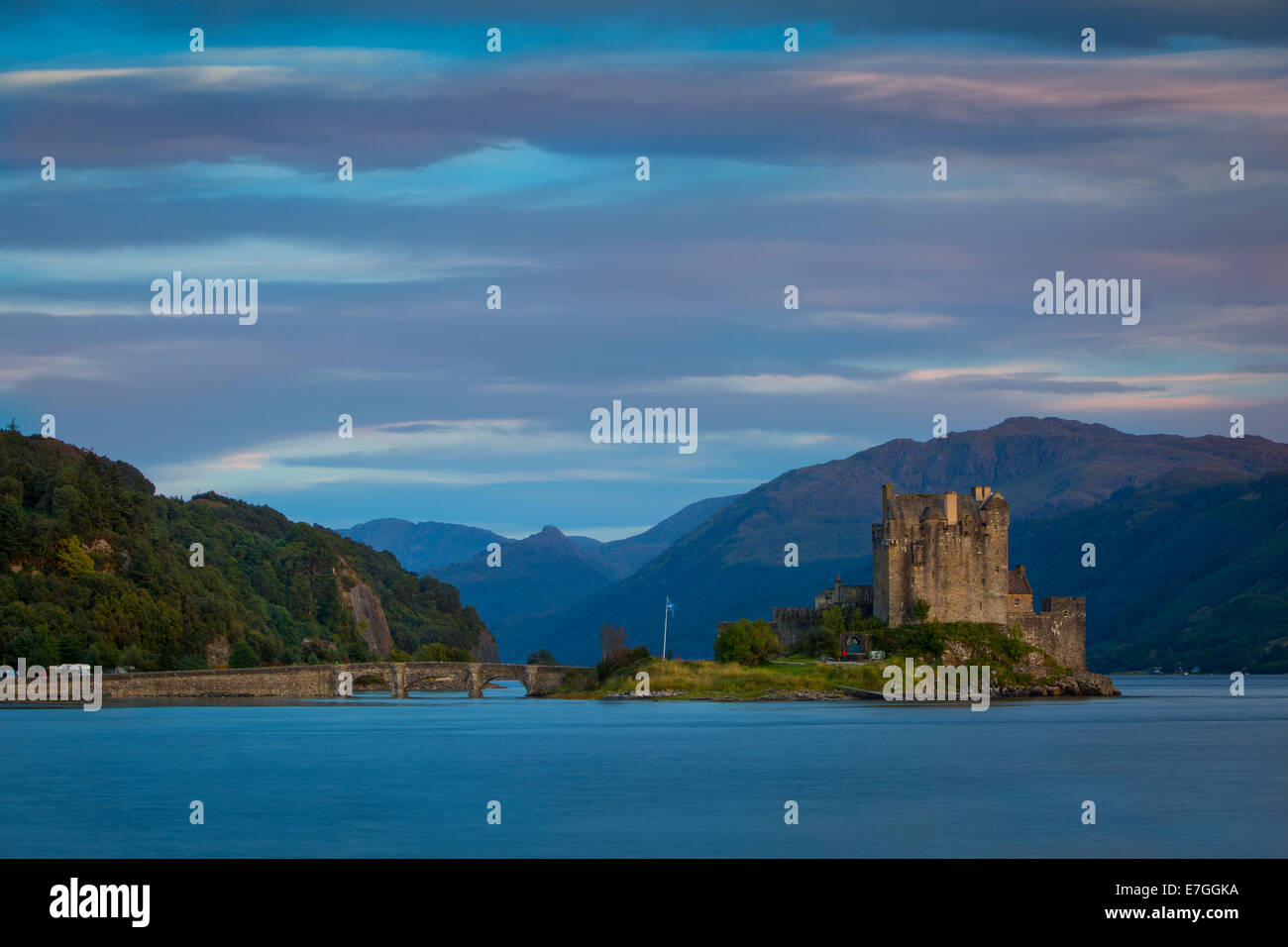 Sera oltre il Castello Eilean Donan sul Loch Duich, Dornie, altopiani, Scozia Foto Stock
