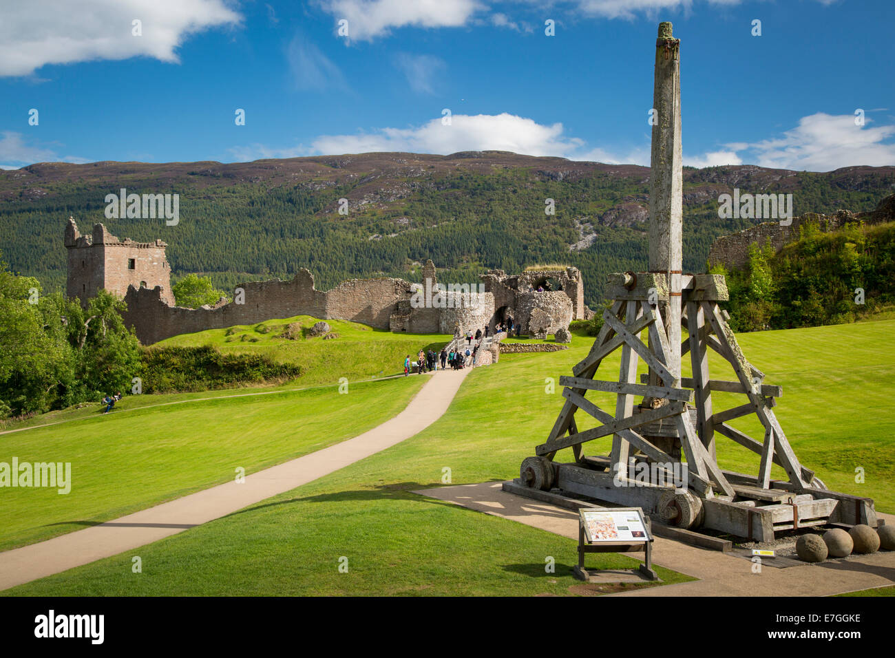 Armi da assedio vicino alle rovine del castello di Urquhart lungo le sponde del Loch Ness, altopiani, Scozia Foto Stock