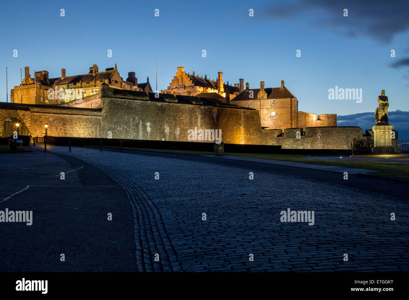 Twilight Robert the Bruce statua e l'entrata al Castello di Stirling, Stirling, Scozia Foto Stock