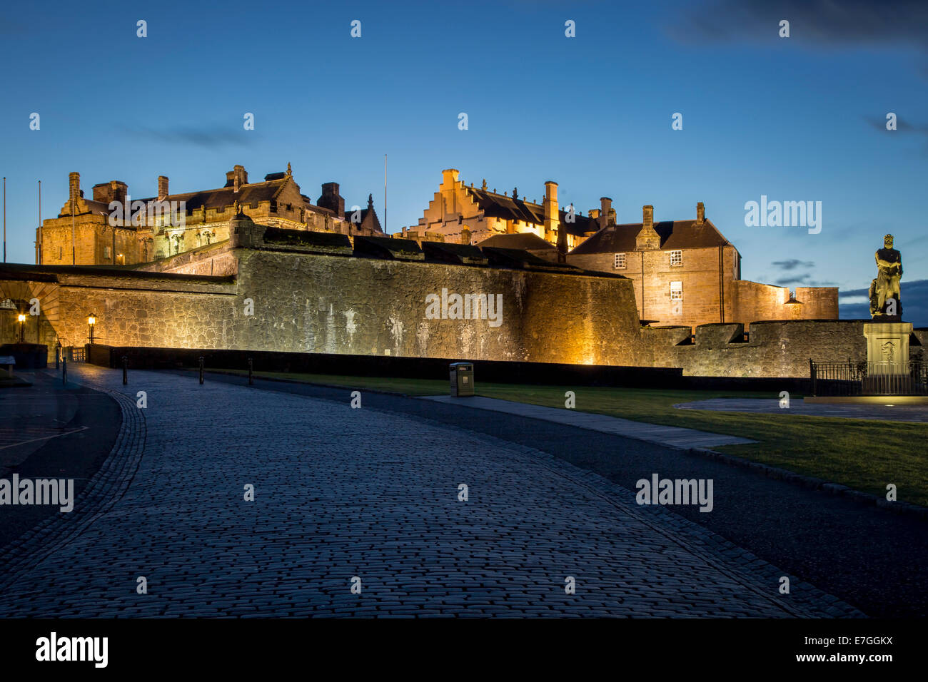 Twilight al di sotto di Robert the Bruce statua e l'entrata al Castello di Stirling, Stirling, Scozia Foto Stock