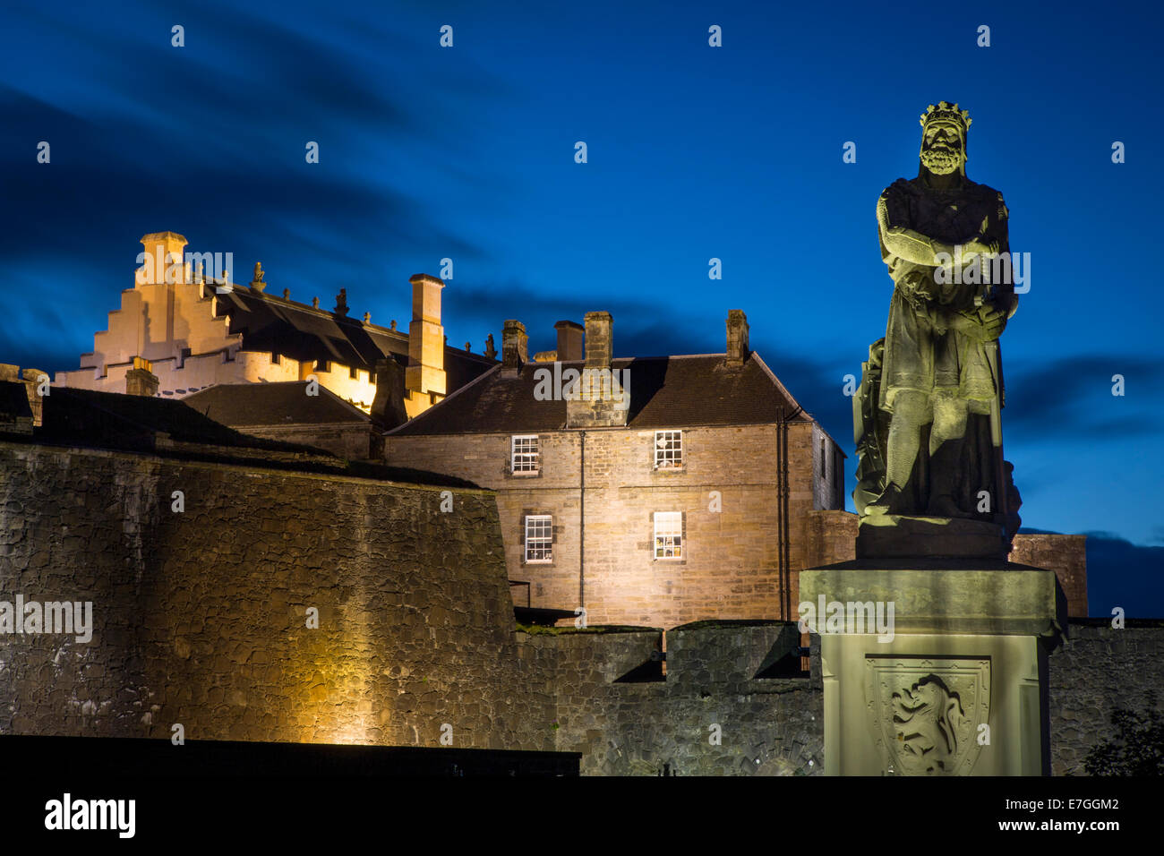 Twilight al di sotto di Robert the Bruce statua e il Castello di Stirling, Stirling, Scozia Foto Stock
