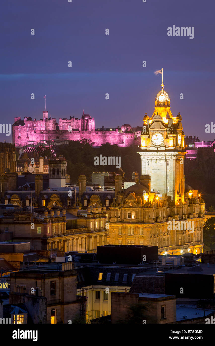 Twilight vista su Balmoral Hotel Tower e il vecchio castello di Edimburgo, Lothian, Scozia Foto Stock