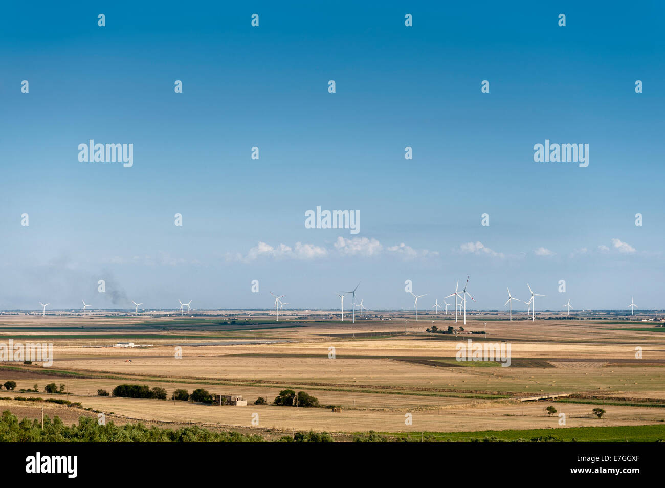 Paesaggio con wind farm con i generatori di energia Foto Stock