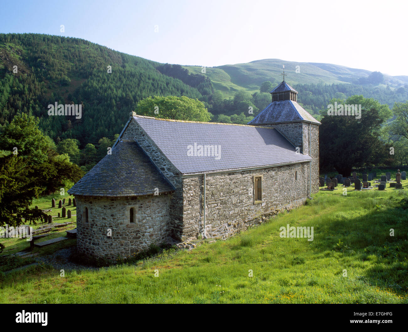 Pennant Melangell: C12th chiesa costruita sul sito di un monastero fondato in C7th da Irish Princess St Melangell su terreni concessi al suo dal principe di Powys. Foto Stock