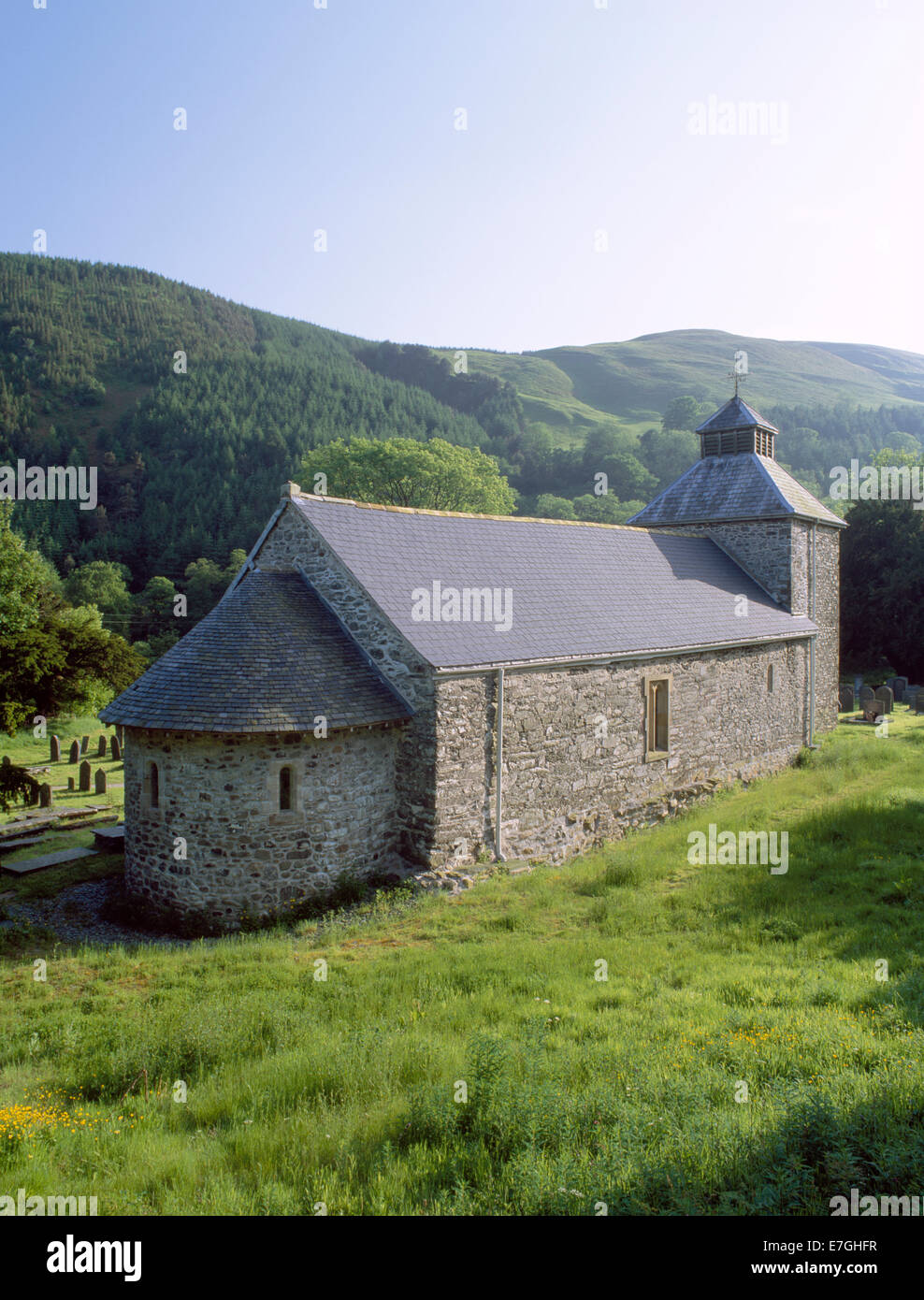 Pennant Melangell: C12th chiesa costruita sul sito di un monastero fondato in C7th da Irish Princess St Melangell su terreni concessi al suo dal principe di Powys. Foto Stock