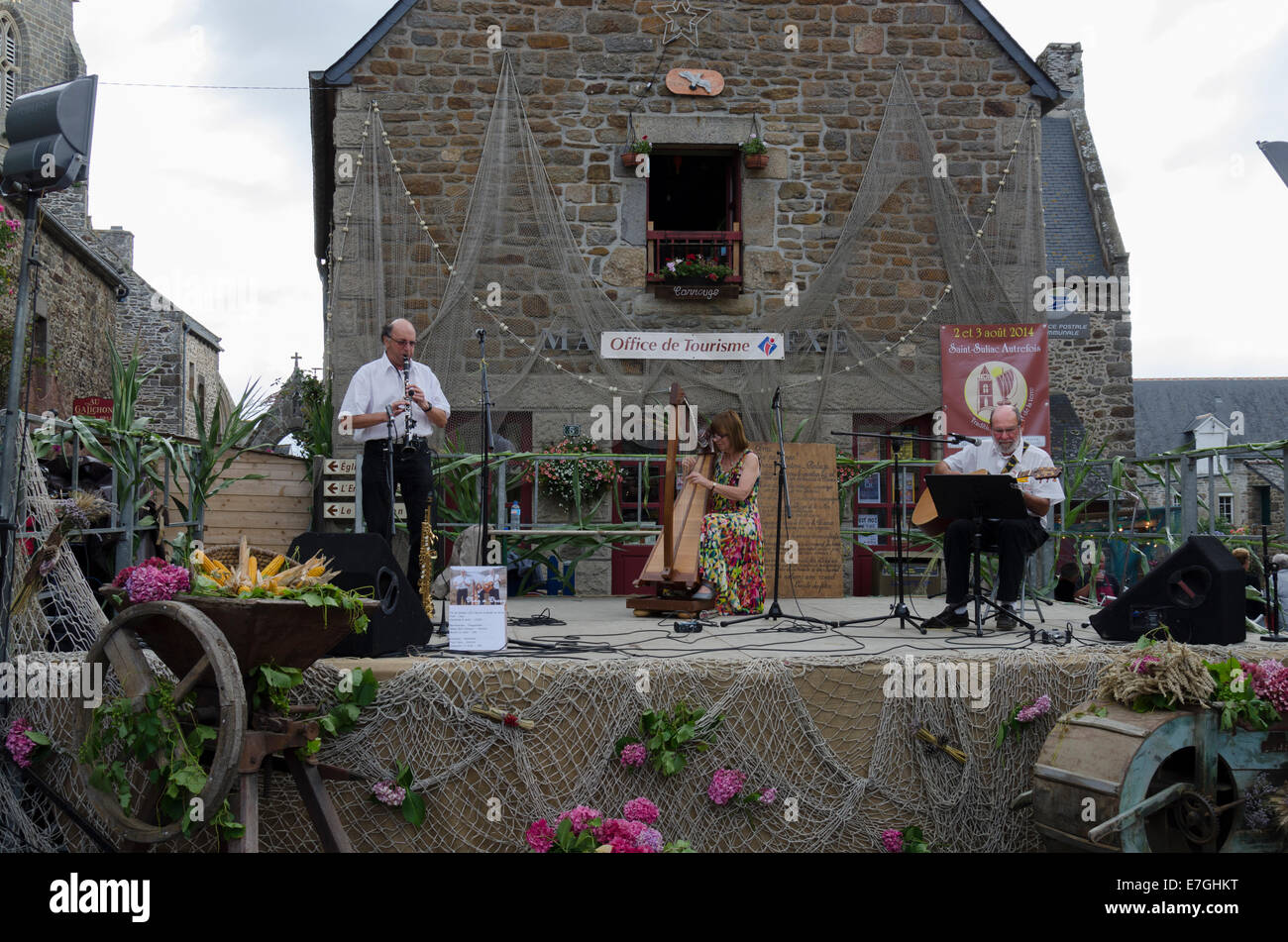 Breton musicisti di suonare a tradizioni di mare e di terra Festival st-Suliac Francia Foto Stock