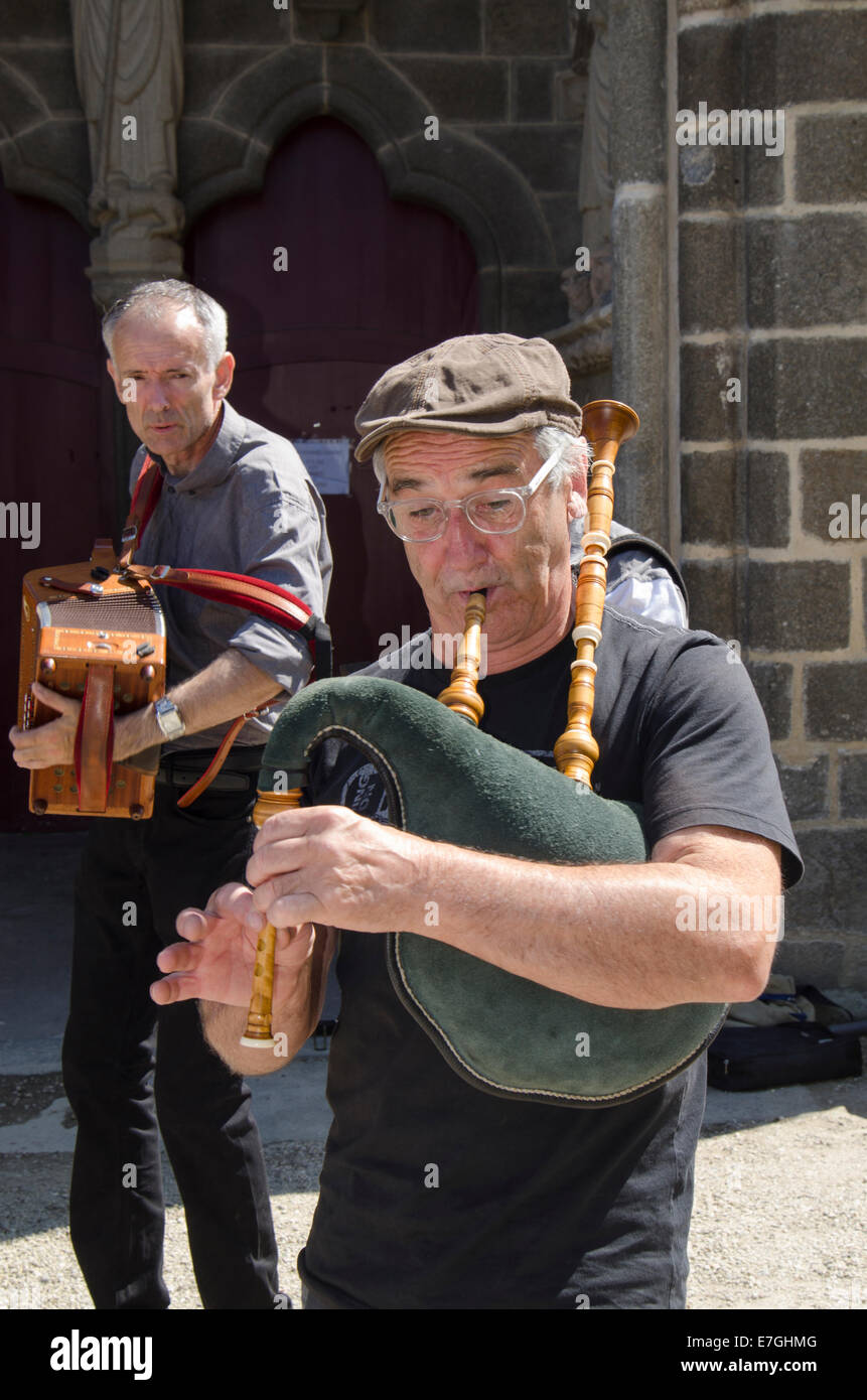 Tradizionale bretone musicisti folk di eseguire in St-Suliac Bretagna Francia Foto Stock