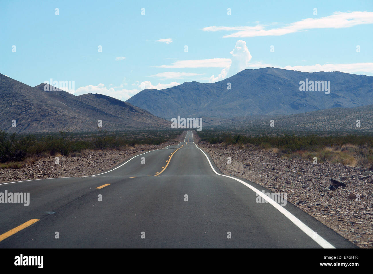 La guida su Death Valley auto sulla strada nel mezzo del deserto paesaggio Foto Stock