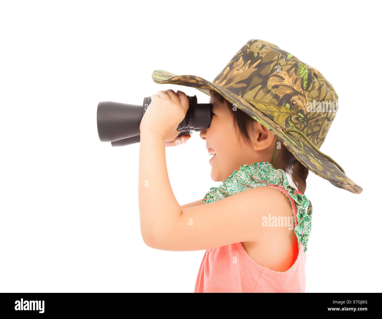 Bambina guardando attraverso il binocolo. isolato su bianco backgrond Foto Stock
