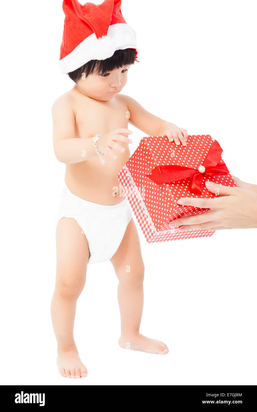 Carino baby in Santa cap ricevere una confezione regalo su sfondo bianco Foto Stock