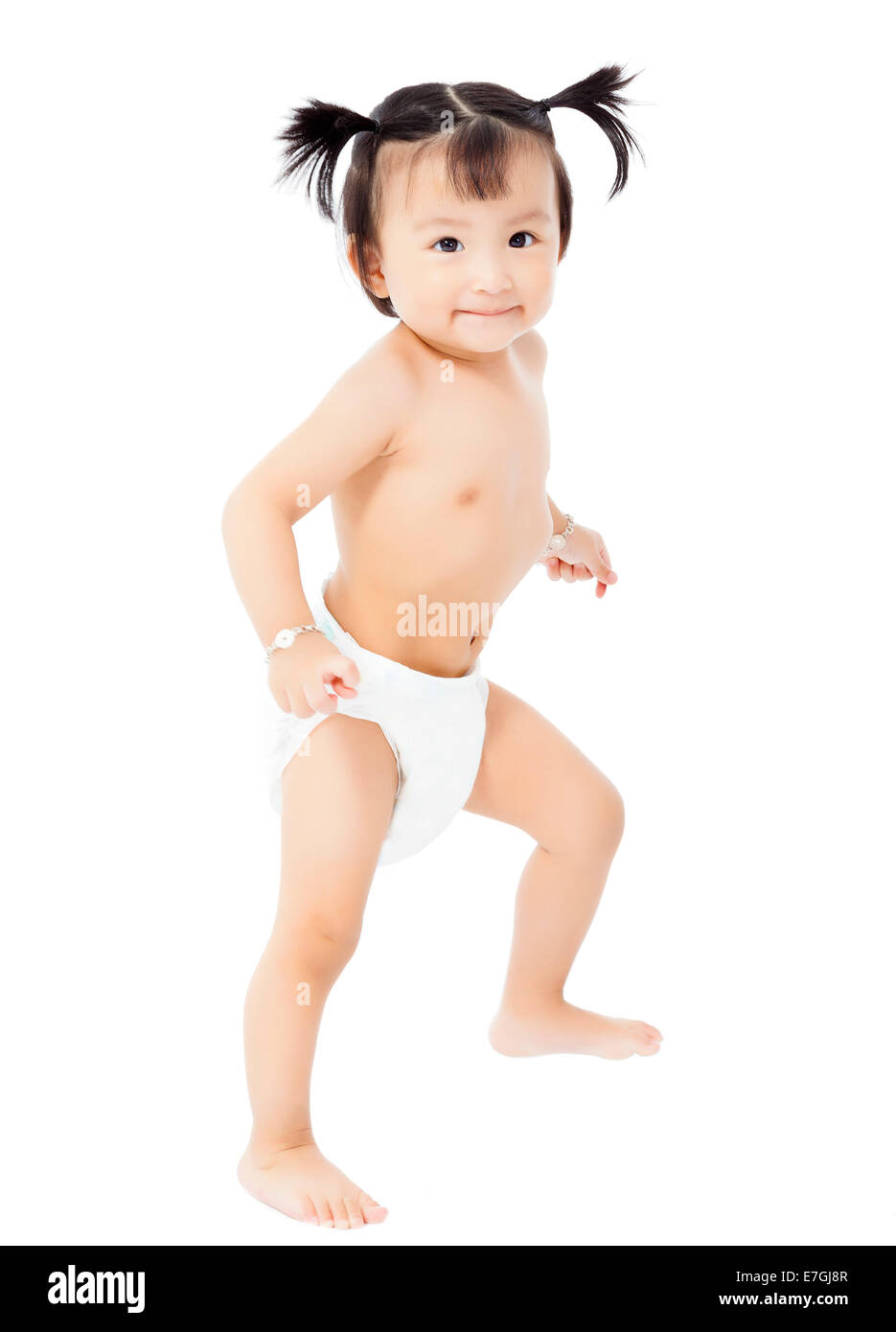Carino Baby girl in un pannolino facendo una posa divertente. isolato su sfondo bianco Foto Stock