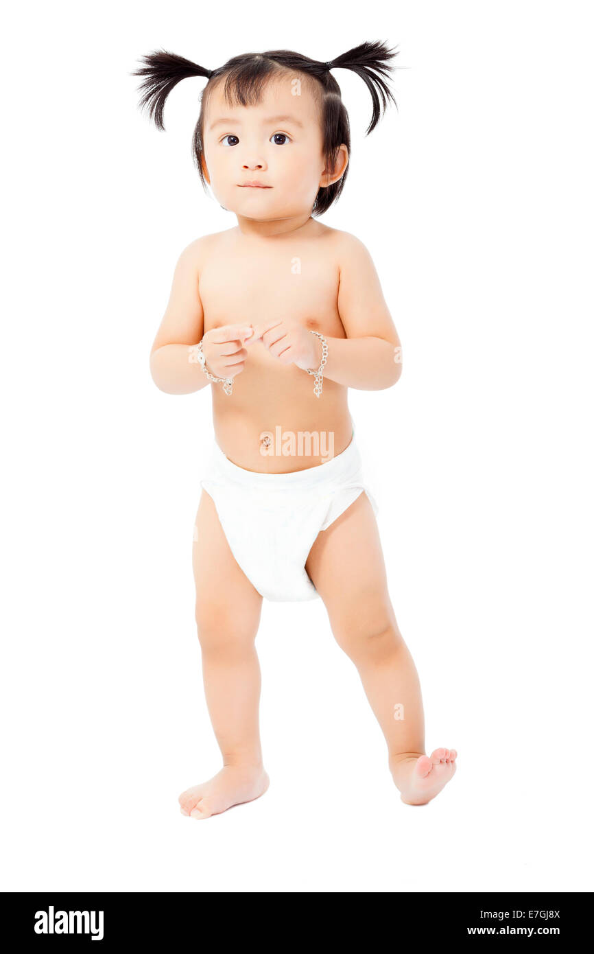 Carino asian Baby girl in un pannolino in piedi. isolato su sfondo bianco Foto Stock