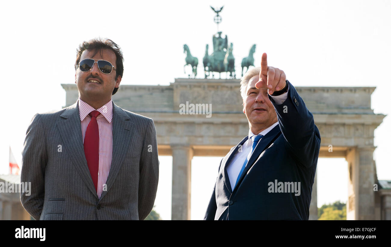 L'Emiro del Qatar, Sceicco Tamim Bin Hamad Al Thani e Klaus Wowereit (R, SPD), deliberando sindaco di Berlino, stand sulla Pariser Platz davanti alla Porta di Brandeburgo, Germania, 17 settembre 2014. Foto: Bernd von Jutrczenka/dpa Foto Stock