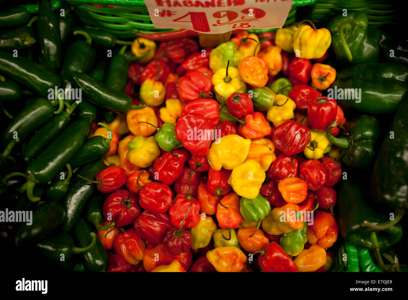 Harbanero venduta al mercato di Chelsea, New York Foto Stock