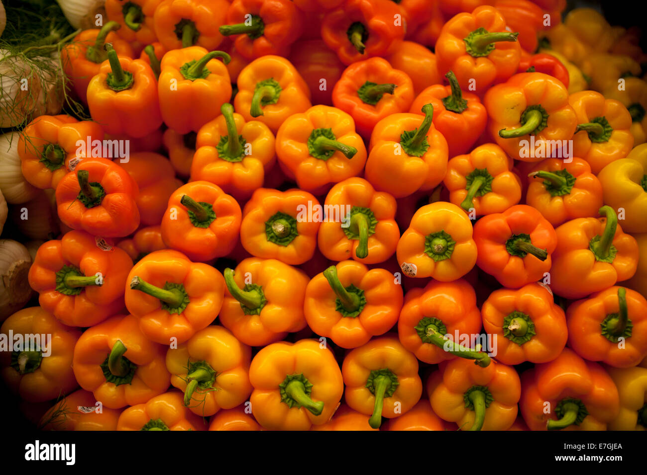 Arancione il peperone venduta al mercato di Chelsea, New York Foto Stock