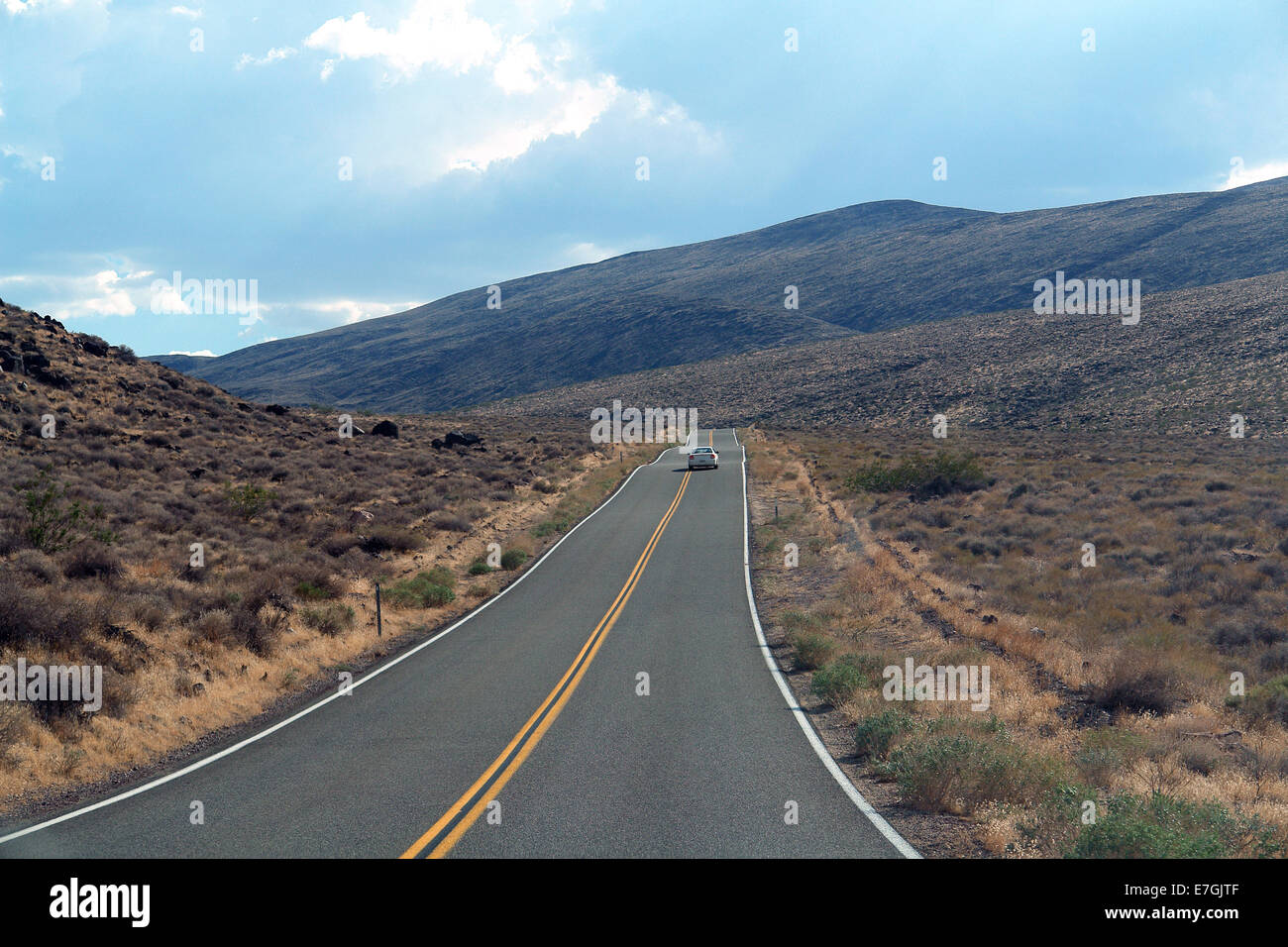 La guida su Death Valley auto sulla strada nel mezzo del deserto paesaggio Foto Stock