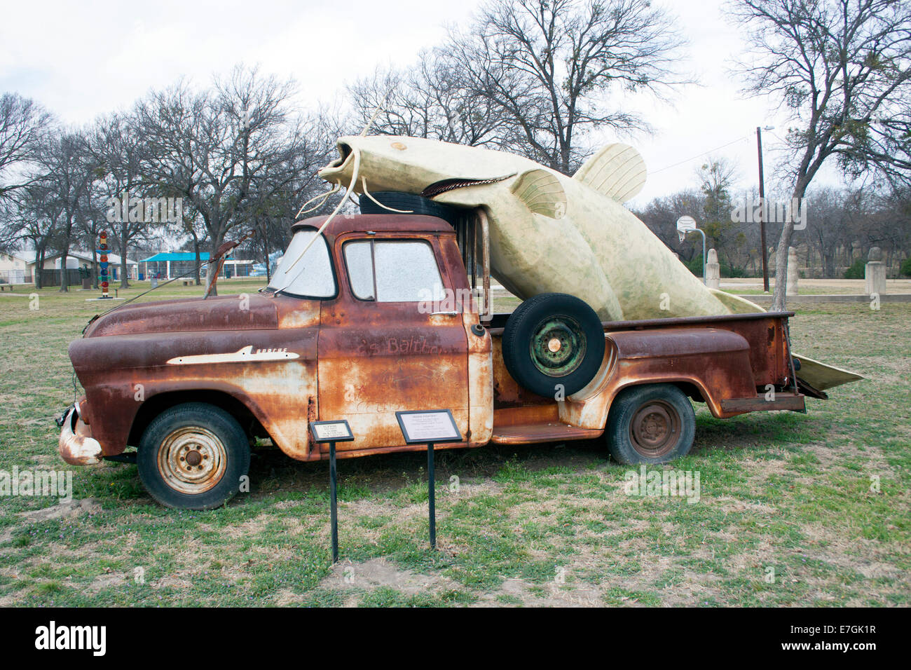 A Lampasas, Texas, un pesce gatto gigante cavalca con stile sul letto di un vecchio camion, una stravagante cattura sicuramente l'attenzione dei viaggiatori. Foto Stock