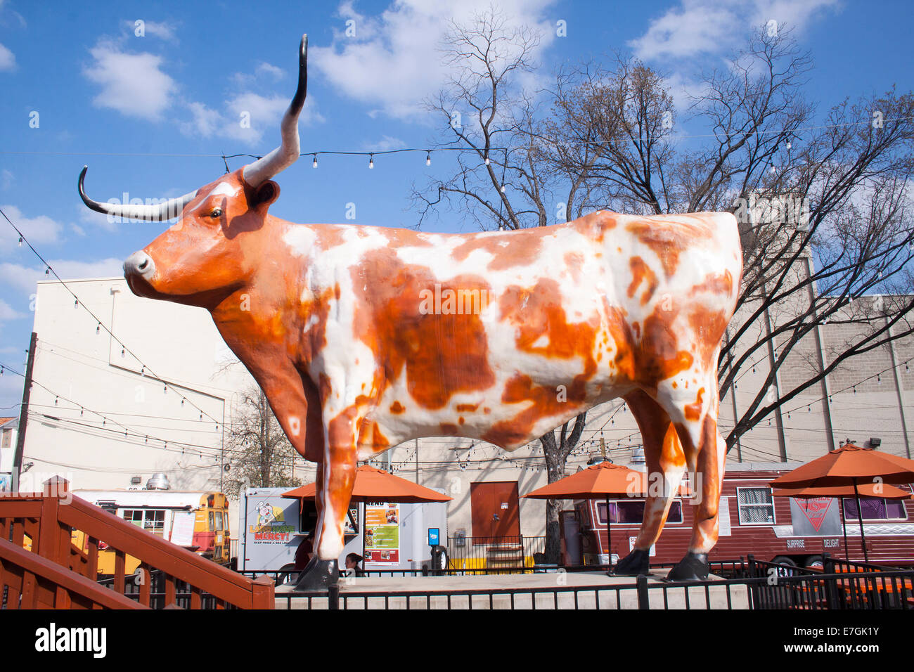 Il Giant Longhorn Steer di Austin, Texas, è un simbolo audace dell'orgoglio texano e del ricco patrimonio di ranch dello stato. Foto Stock