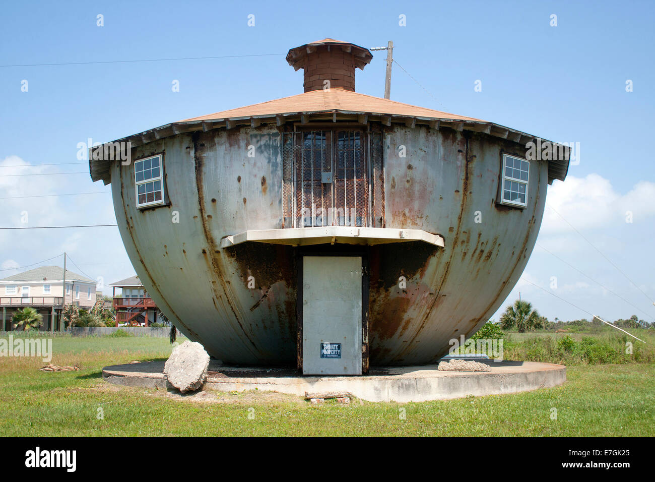 Questa stravagante casa petrolifera vicino a Galveston, Texas, trasforma il patrimonio industriale in una curiosità unica lungo la costa del Golfo del Texas. Foto Stock