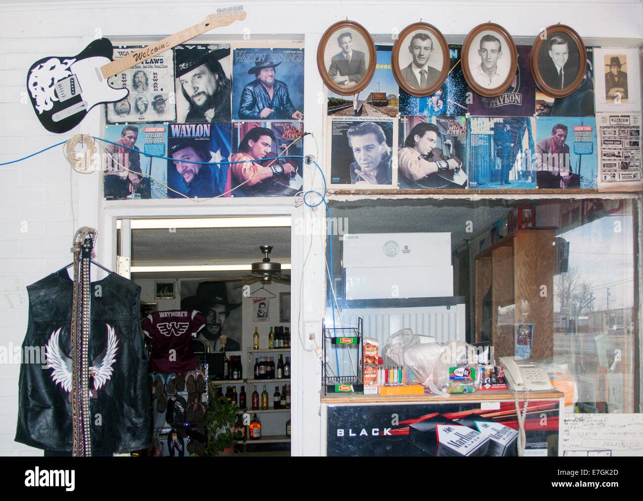 Il Waylon Jennings Museum di Littlefield, Texas, è ospitato in modo unico all'interno di un negozio di liquori drive-through, che mescola la storia della musica country con il fascino eccentrico Foto Stock