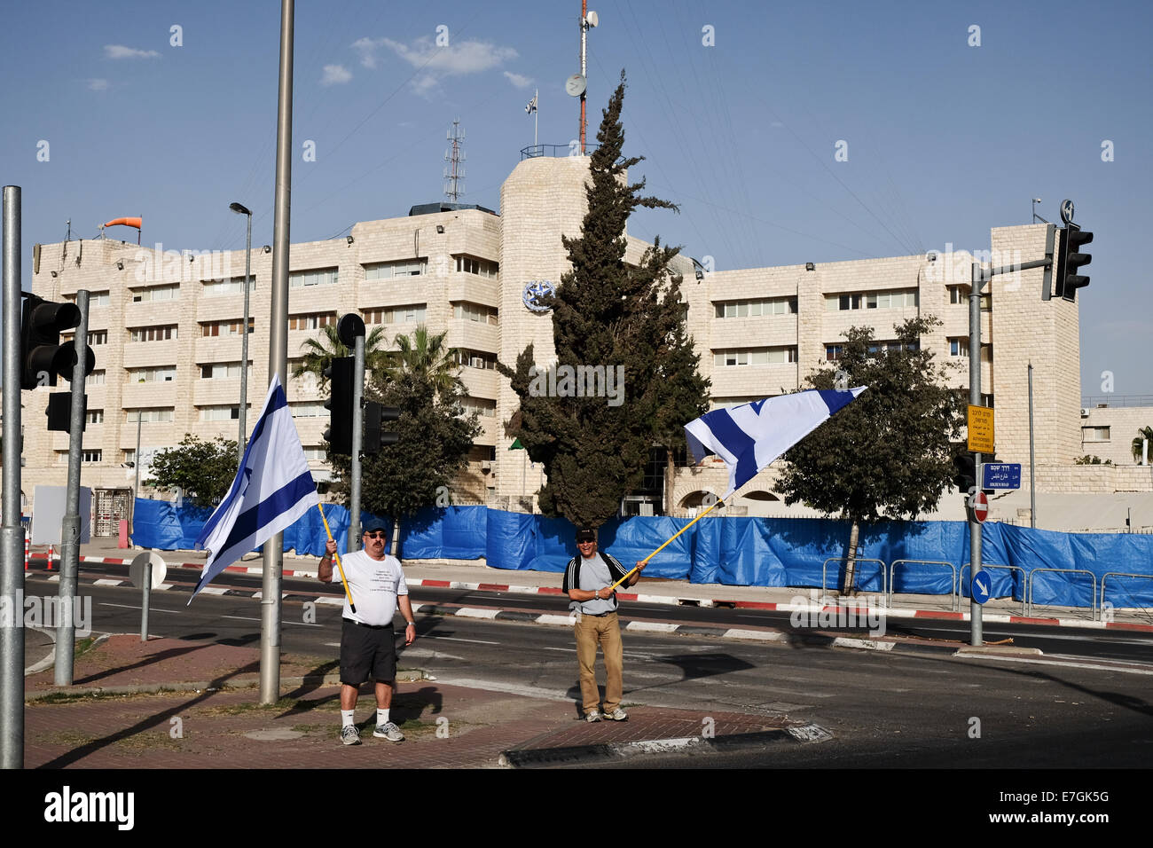 Gerusalemme. Il 17 settembre 2014. Gli uomini onda bandiere israeliane di fronte alla polizia di Israele quartier generale nazionale per protestare in calo la sicurezza per i residenti di Gerusalemme a causa di disordini arabi. Poiché il principio di funzionamento del bordo protettivo i rapporti della polizia di stato hanno arrestato più di 600 Gerusalemme Est ai palestinesi per tafferugli e più di 130 poliziotti sono stati feriti nella città. Credito: Nir Alon/Alamy Live News Foto Stock