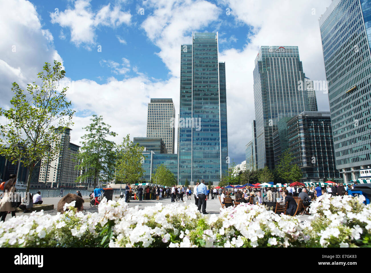 Docklands Canary Wharf, Londra, Inghilterra, Regno Unito - un mercato del tempo per il pranzo con cibo di strada. Mangiare Canary Wharf. Foto Stock