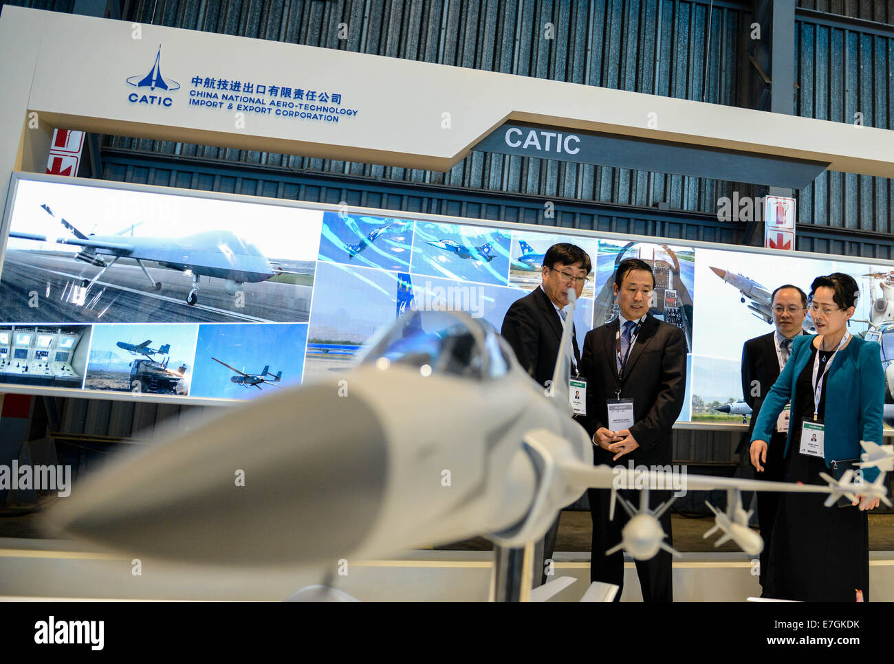(140917) -- CENTURION, Sett. 17, 2014 (Xinhua) -- Xu Dazhe (2 L), il Vice Ministro dell'industria e tecnologia informatica della Cina e direttore dell'amministrazione dello Stato della scienza, tecnologia e industria per la difesa nazionale della Cina, visita il padiglione cinese durante il primo giorno dell'Africa nel settore aerospaziale e della difesa 2014 Esposizione in Waterkoof Air Force seminterrato nella periferia meridionale della capitale amministrativa di Pretoria, sul Sett. 17, 2014. La mostra è il più grande del suo genere in Africa. Un totale di 347 espositori provenienti da 26 paesi e regioni hanno partecipato alla Biennale exhibiti Foto Stock