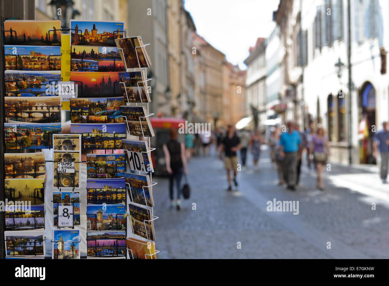 Cartoline colorate di Praga in vendita su una trafficata strada turistica, Praga, Repubblica Ceca. Foto Stock