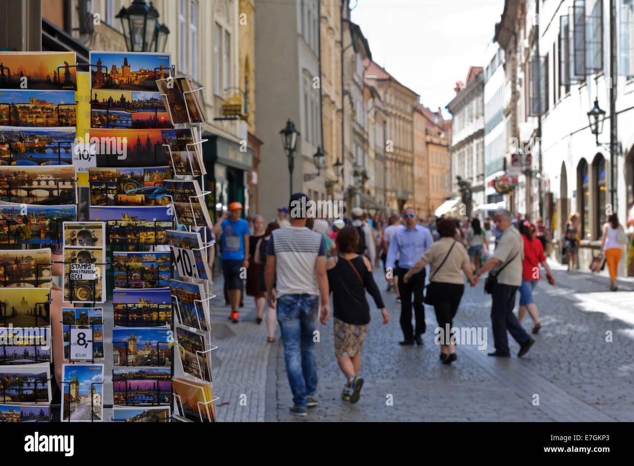 Cartoline colorate di Praga in vendita su una trafficata strada turistica, Praga, Repubblica Ceca. Foto Stock