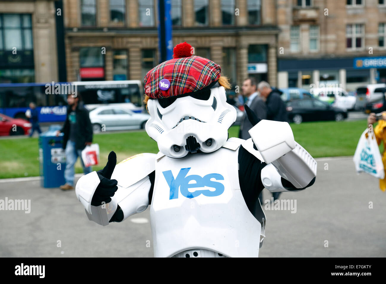 George Square, Glasgow, Scozia, Regno Unito, venerdì 19 settembre 2014. Il giorno dopo che la Scozia ha votato nel referendum di indipendenza Sì i sostenitori si riuniscono nel centro della città Foto Stock