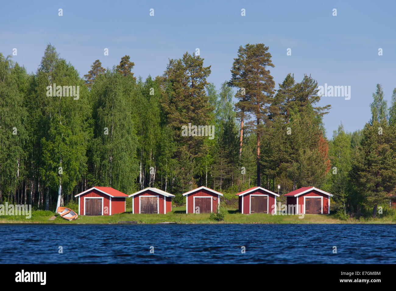 Rosso boathouses di legno lungo il lago Siljan in estate, Dalarna, Svezia Foto Stock