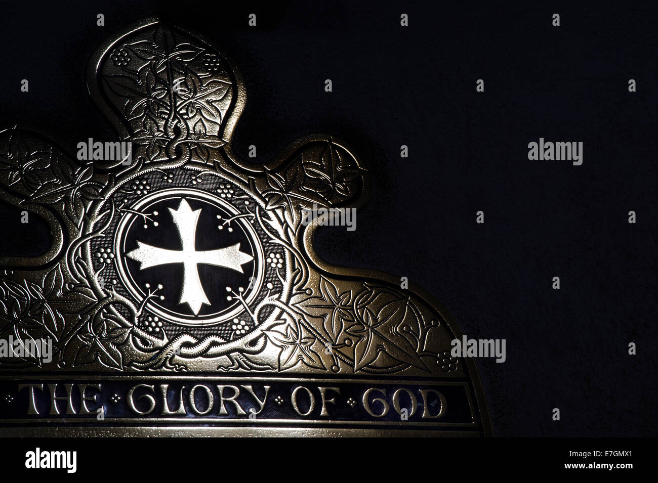 La gloria di Dio la chiesa di placca parete illuminata dalla luce del sole. Monocromatico Foto Stock