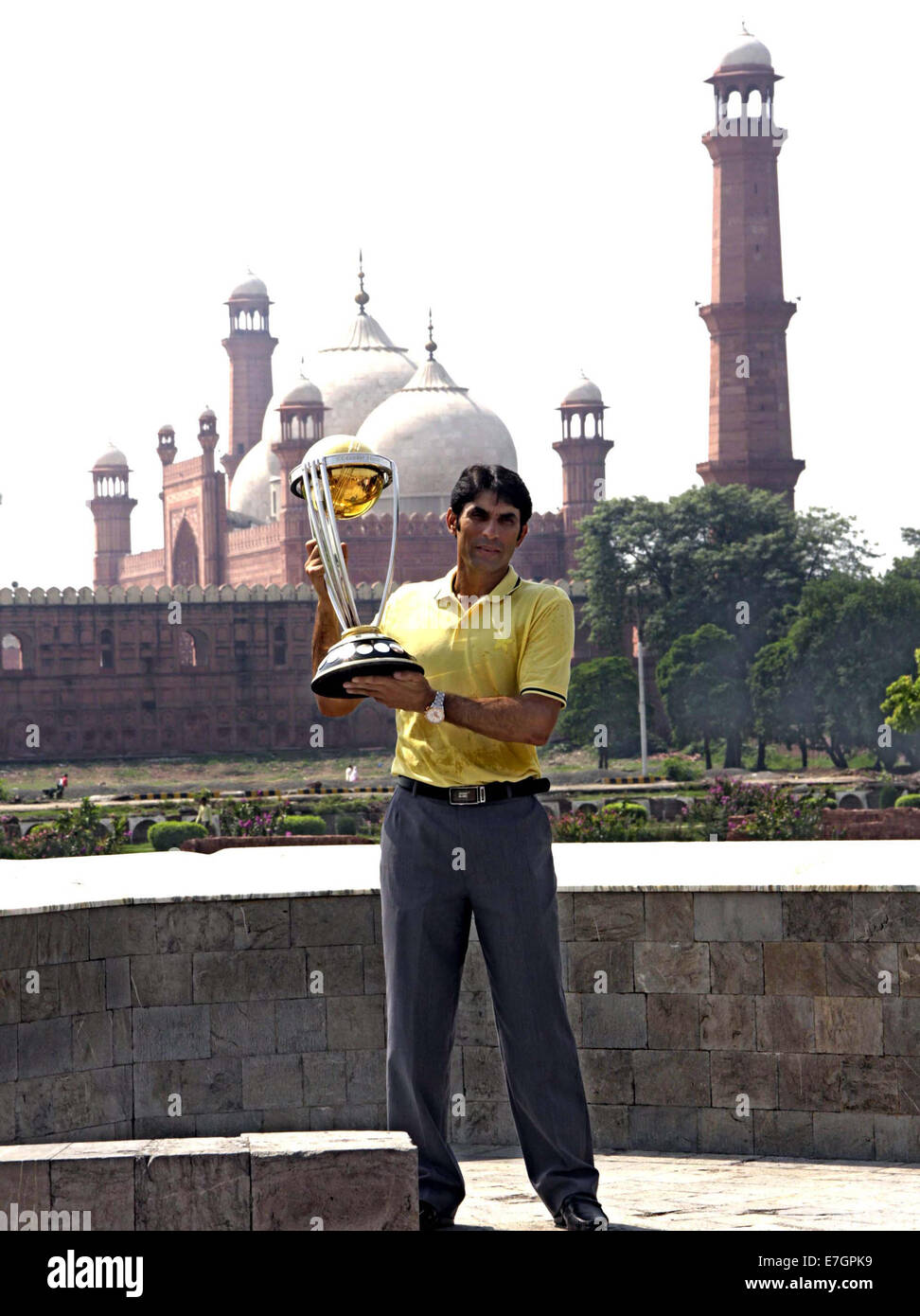 Misbah ul Haq pone con ICC World Cup Trofeo 2015 durante una cerimonia come ICC Cricket World Cup Trofeo 2015 fece la sua prima apparizione pubblica in Pakistan Mercoledì, 17 settembre 2014. La World Cup è arrivato in ritardo di Lahore Martedì il suo decimo scalo in tutto il mondo e sarà il prossimo viaggio in Sud Africa prima di arrivare nei paesi di accoglienza in Australia e Nuova Zelanda nel mese di novembre. Credito: Asianet-Pakistan/Alamy Live News Foto Stock