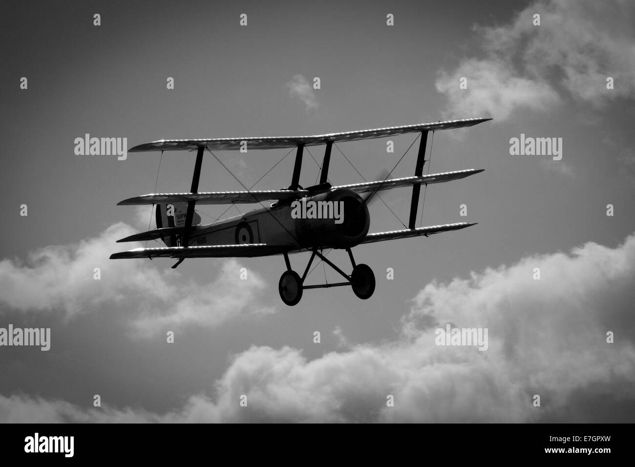 Una replica Sopwith triplano nelle nuvole sopra Shoreham airfield Foto Stock