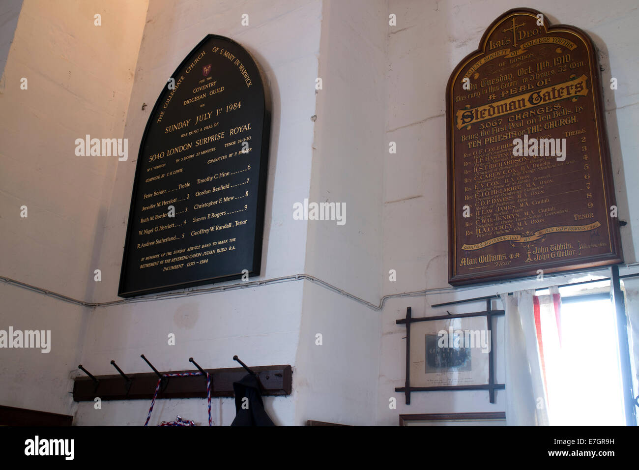 Sbucciare le schede in la chiesa di Santa Maria campana che suona la camera, Warwick, Warwickshire, Inghilterra, Regno Unito Foto Stock