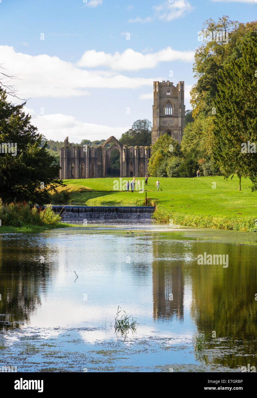 Esterno di Fountains Abbey a Ripon, North Yorkshire con riflesso nell'acqua Foto Stock