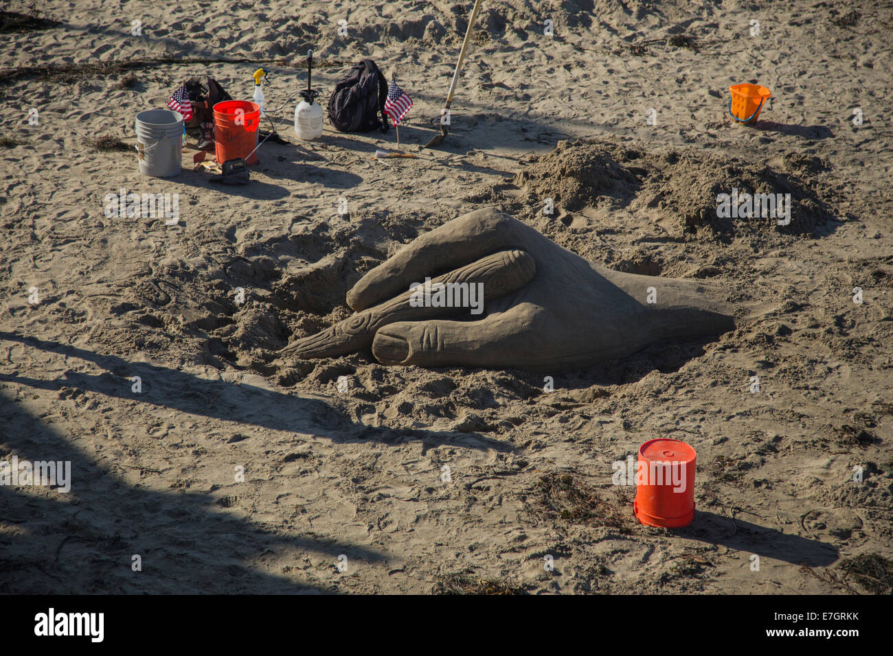 L'artista mano è arte di sabbia sulla spiaggia di Santa Cruz in California. Foto Stock