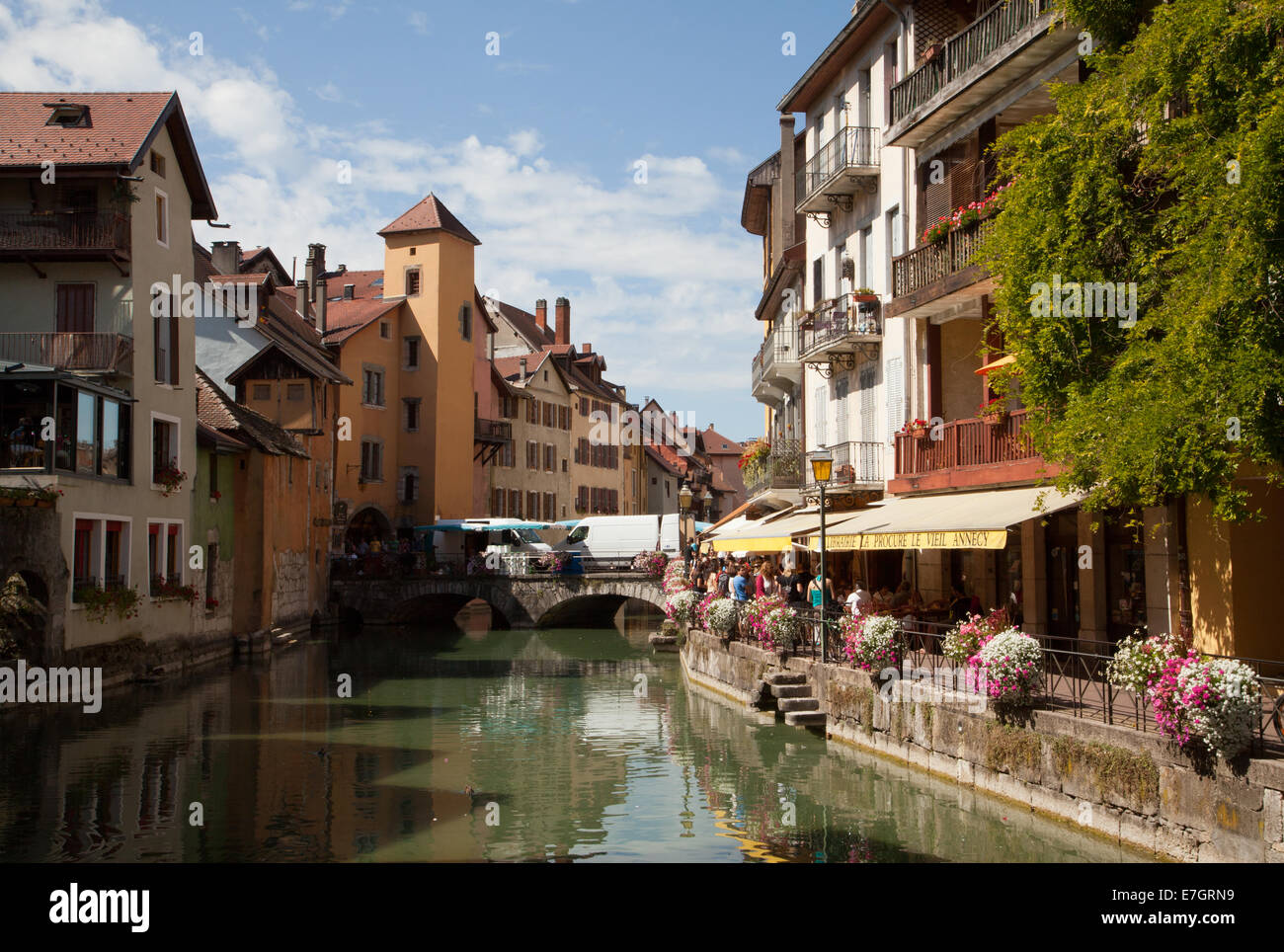 Vista da un ponte sul Canal du Thiou guardando verso il lago di Annecy, sulle Alpi francesi, Francia. Foto Stock