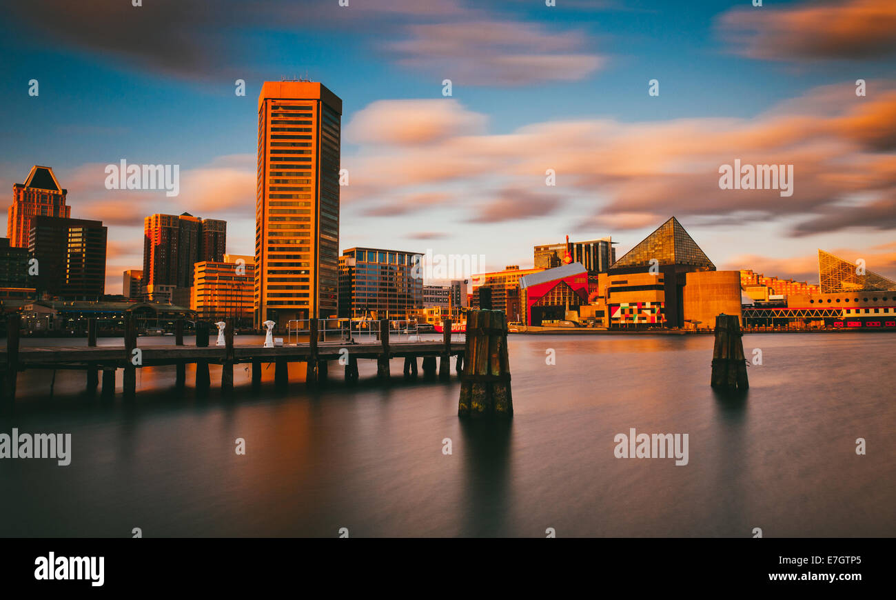 Serata lunga esposizione della Baltimore Inner Harbor Skyline, Maryland Foto Stock