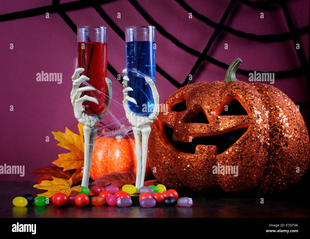 Happy Halloween party mostruosi cocktail bevande con spider web e decorazioni su sfondo viola. Foto Stock