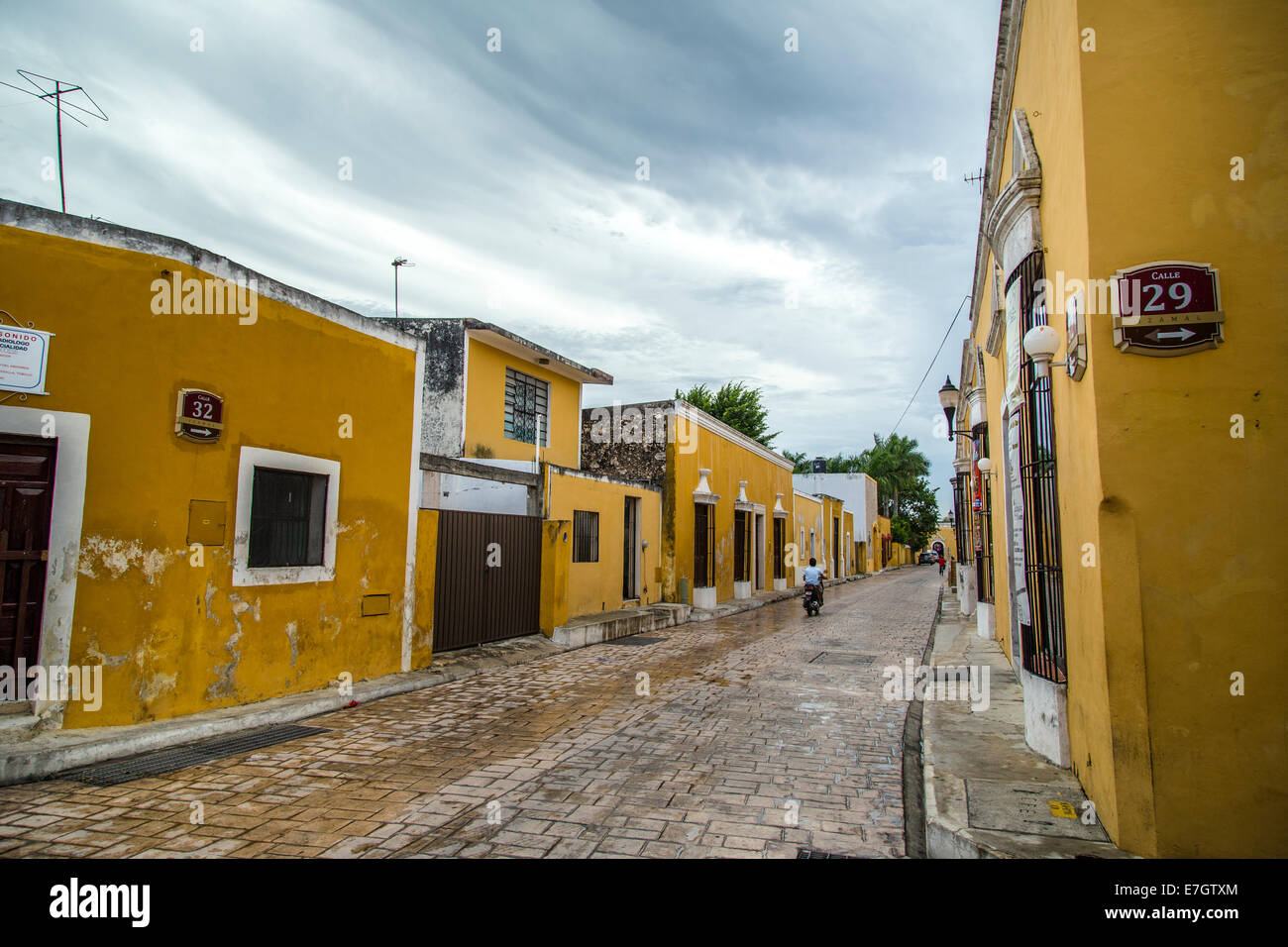 Vecchia strada coloniale con case di giallo in una piccola cittadina dello Yucatan in Messico Foto Stock