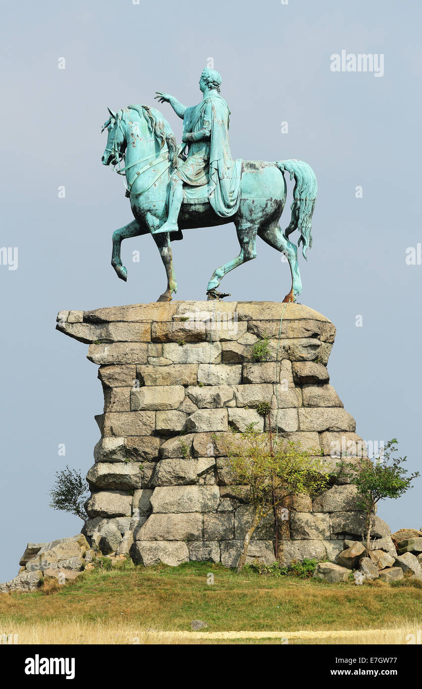Statua di bronzo di George III a cavallo impostato su un plinto in Windsor Great Park, noto come il cavallo di rame Foto Stock