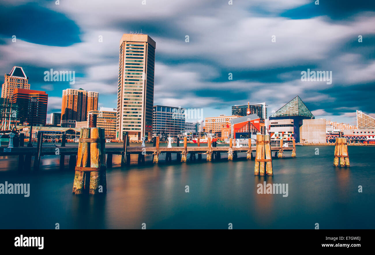 A metà giornata lunga esposizione della Baltimore Inner Harbor Skyline Foto Stock