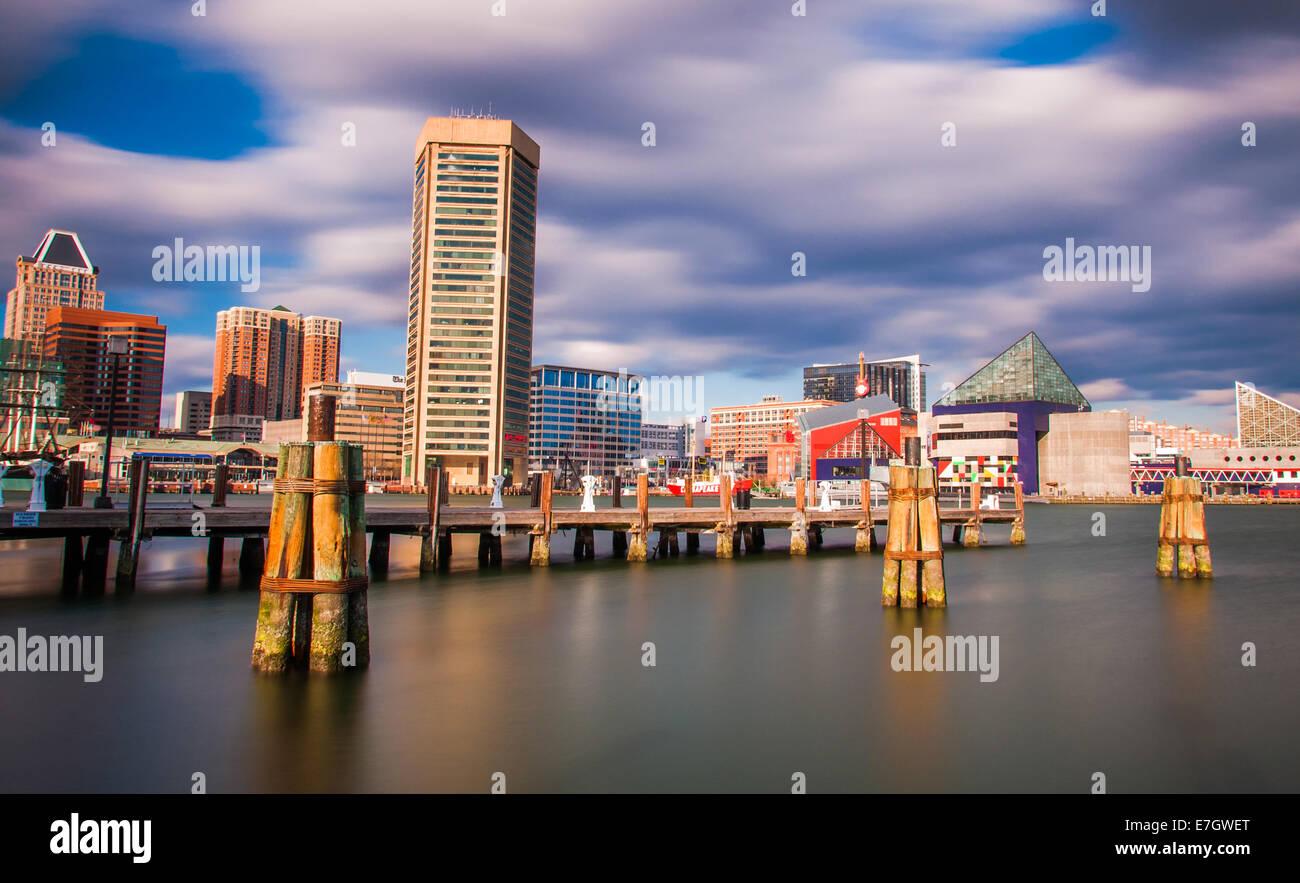 A metà giornata lunga esposizione della Baltimore Inner Harbor Skyline Foto Stock