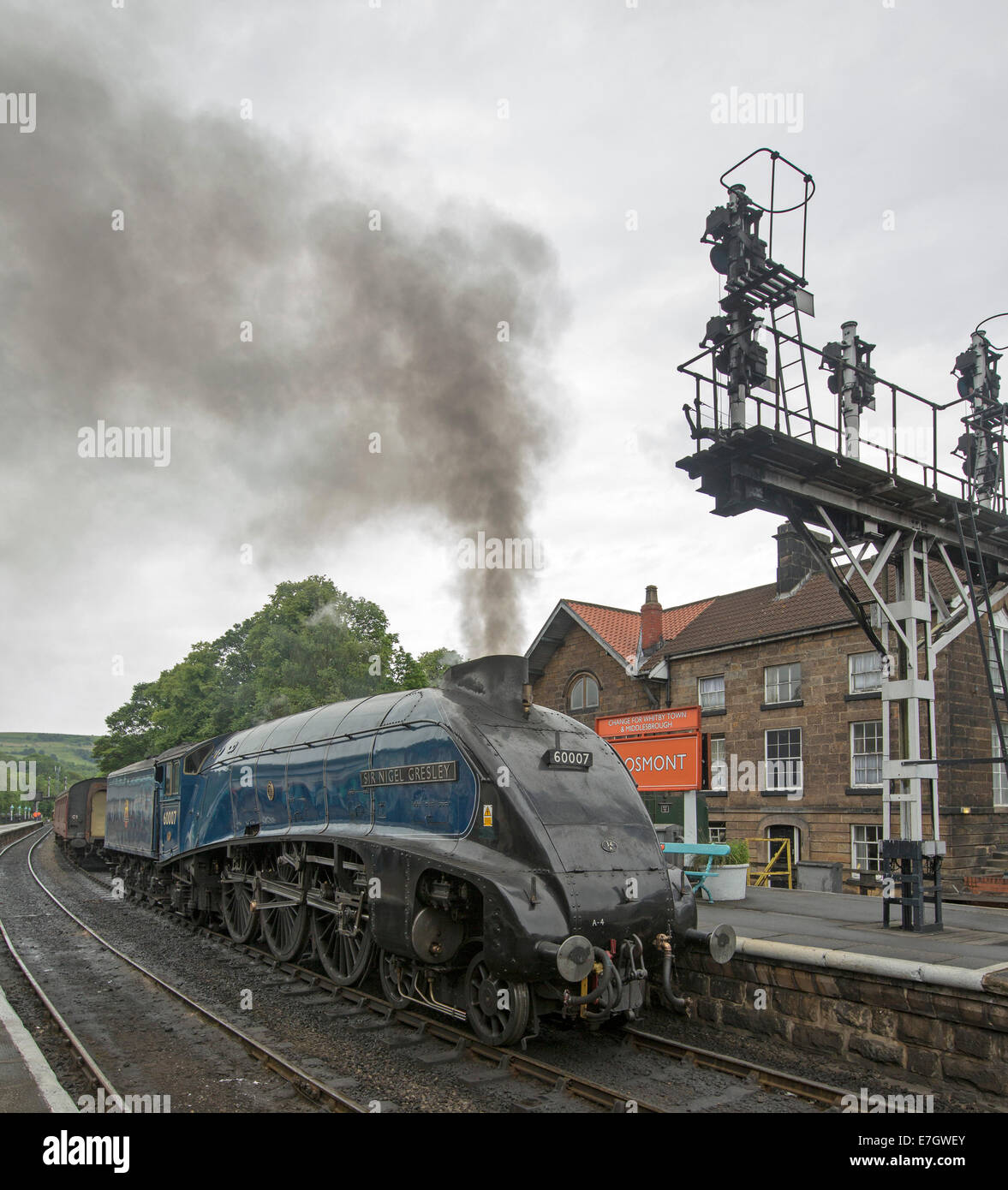 Treno a vapore e la locomotiva storica Sir Nigel Gresley a Grosmont stazione ferroviaria sul viaggio Da Pickering a Whitby, Inghilterra Foto Stock