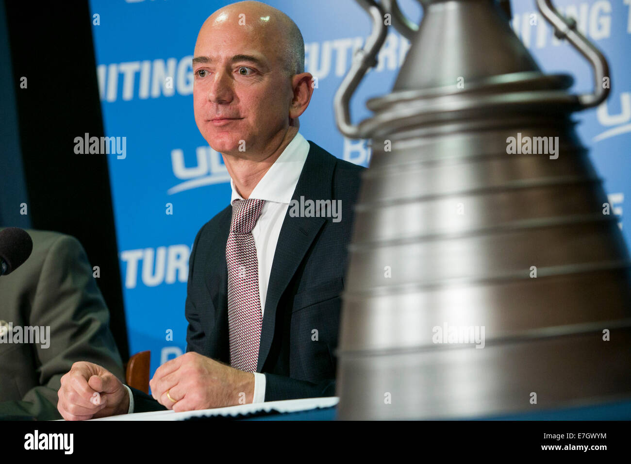 Jeff Bezos, fondatore di Amazon.com e di origine blu partecipa a una conferenza stampa a svelare per essere-4 motore a razzo presso il National Press Club nel centro cittadino di Washington, D.C. il 17 settembre 2014. Di origine blu e la United Launch Alliance (ULA) hanno stipulato un accordo per sviluppare congiuntamente il nuovo motore. Foto Stock